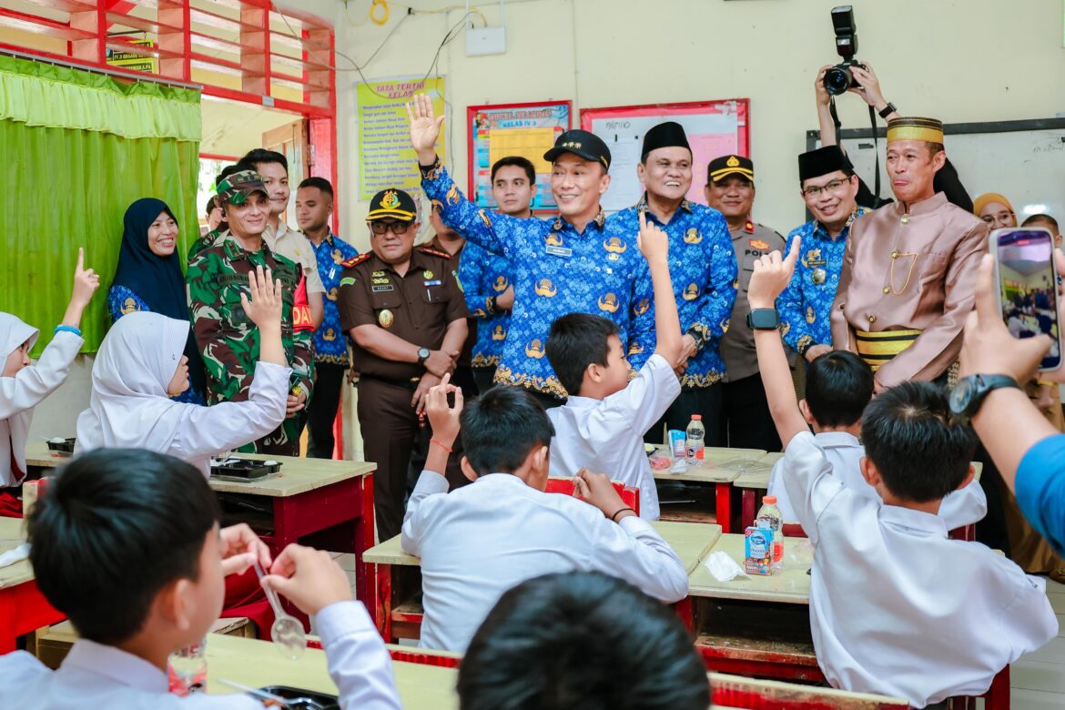 Bupati Barru Bersama Pj. Gubernur Meninjau Uji Coba Pelaksanaan Makan Bergizi di UPTD SDN 1