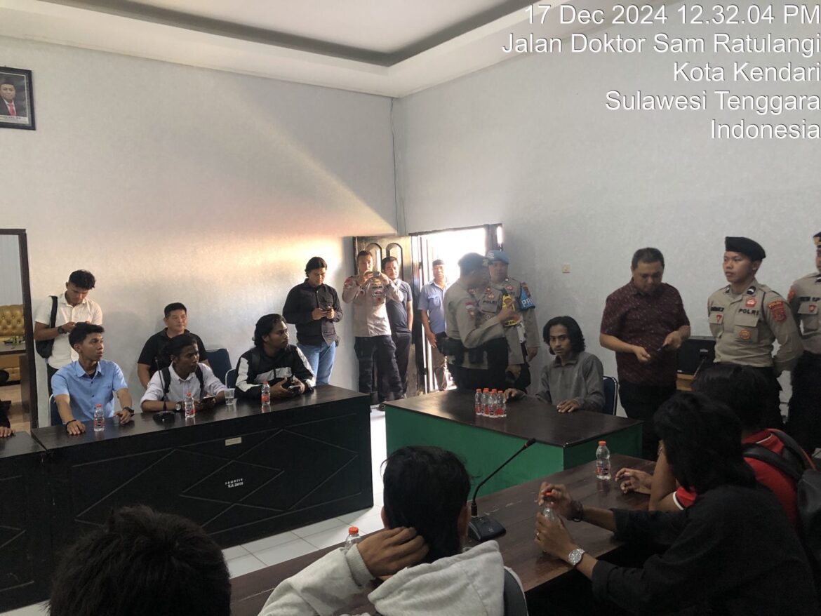 *Sejumlah Personel Kepolisian Amankan Aksi Unjuk Rasa di Kantor KPU dan Bawaslu Sultra*