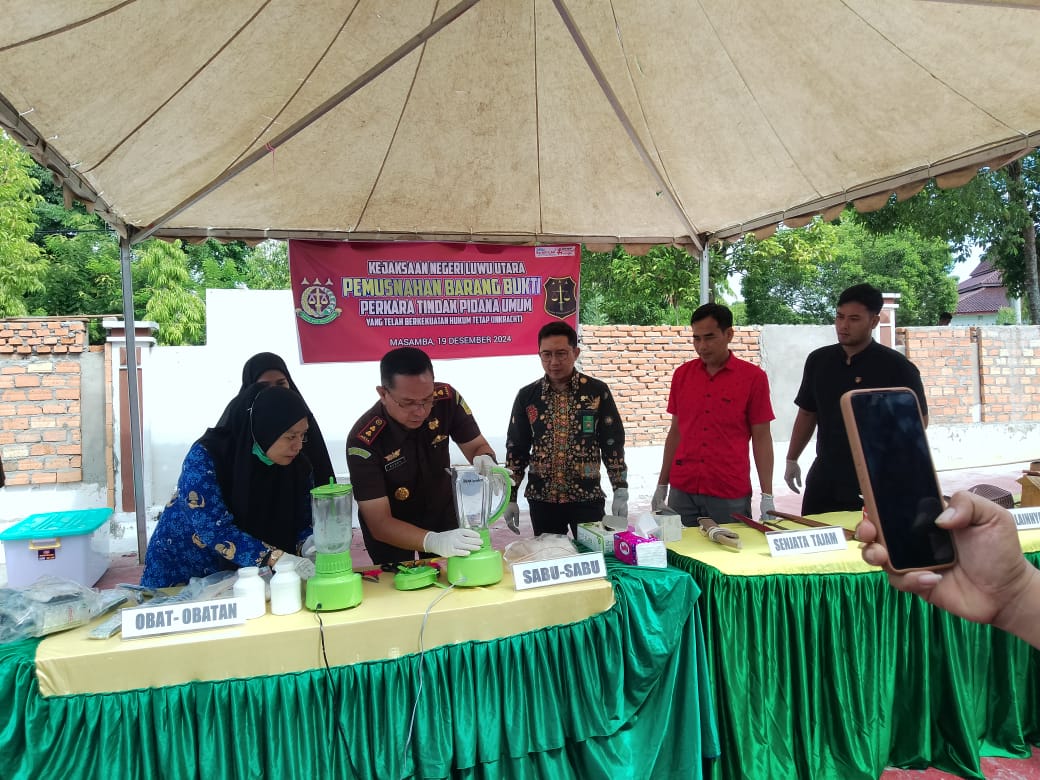 Kajari Luwu Utara Musnahkan Barang Bukti Narkotika, Senjata Tajam Dan Dokumen Lainnya.