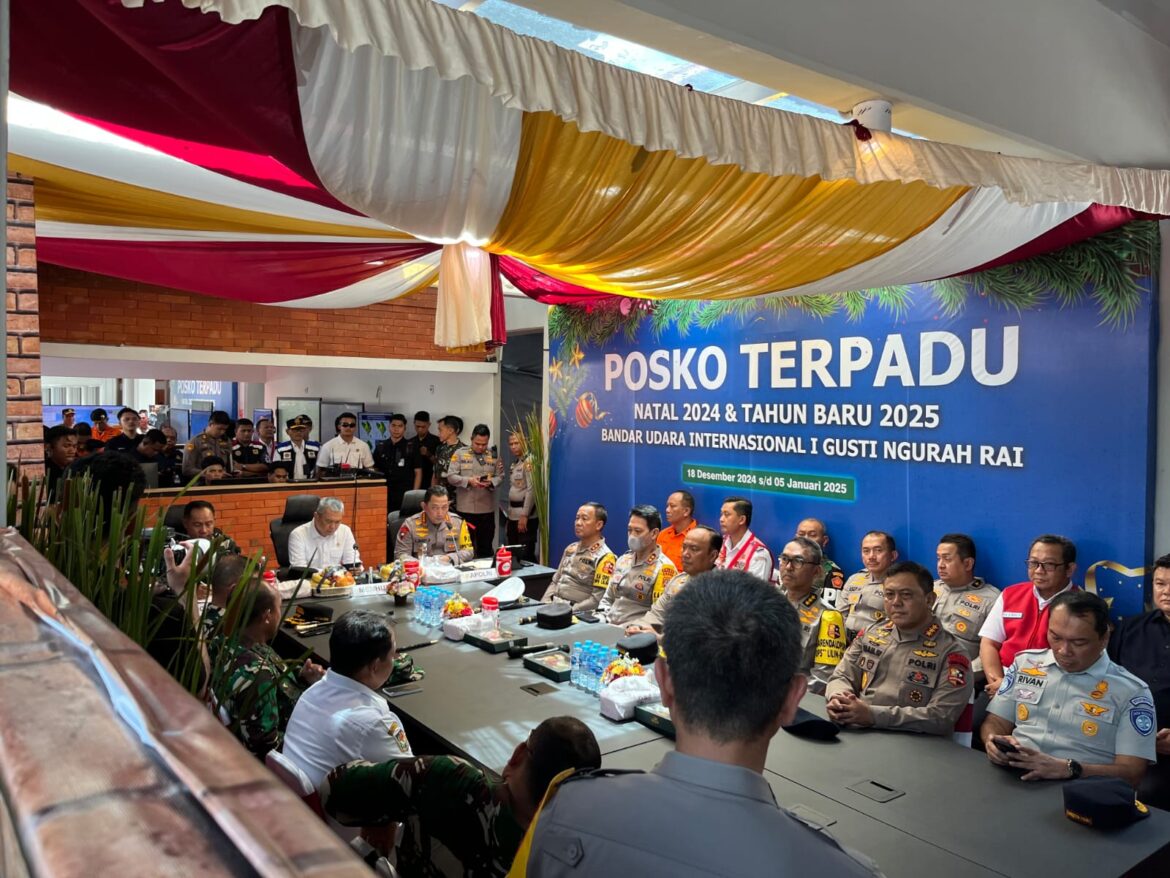 Kapolri & Panglima TNI Tinjau Posko Terpadu Operasi Lilin 2024 di Bandara I Gusti Ngurah Rai