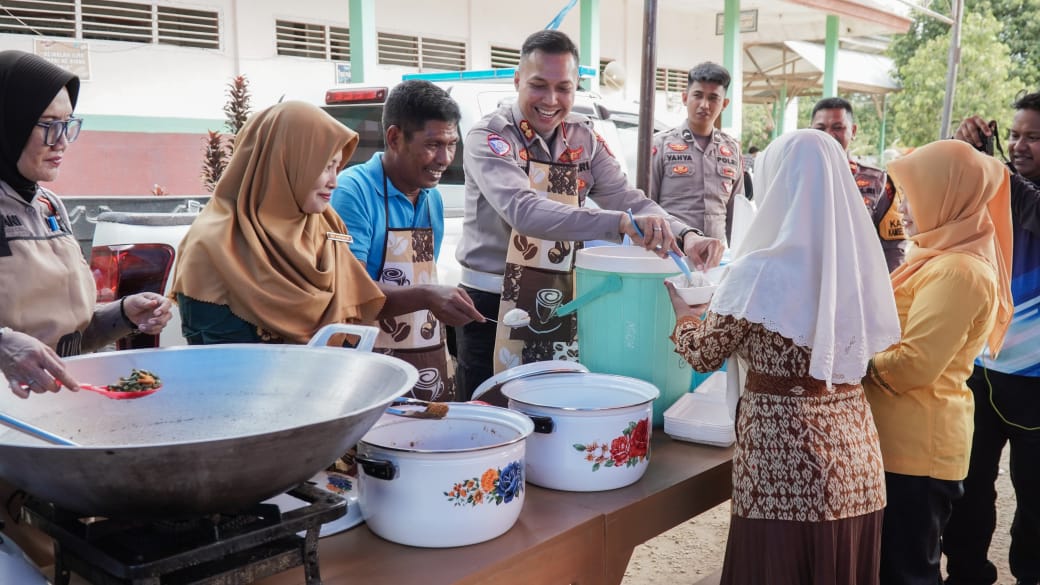 Ditlantas Polda Sultra Memberikan Makan Siang Gratis  di SDN4 Baito Konsel  Makan Siang