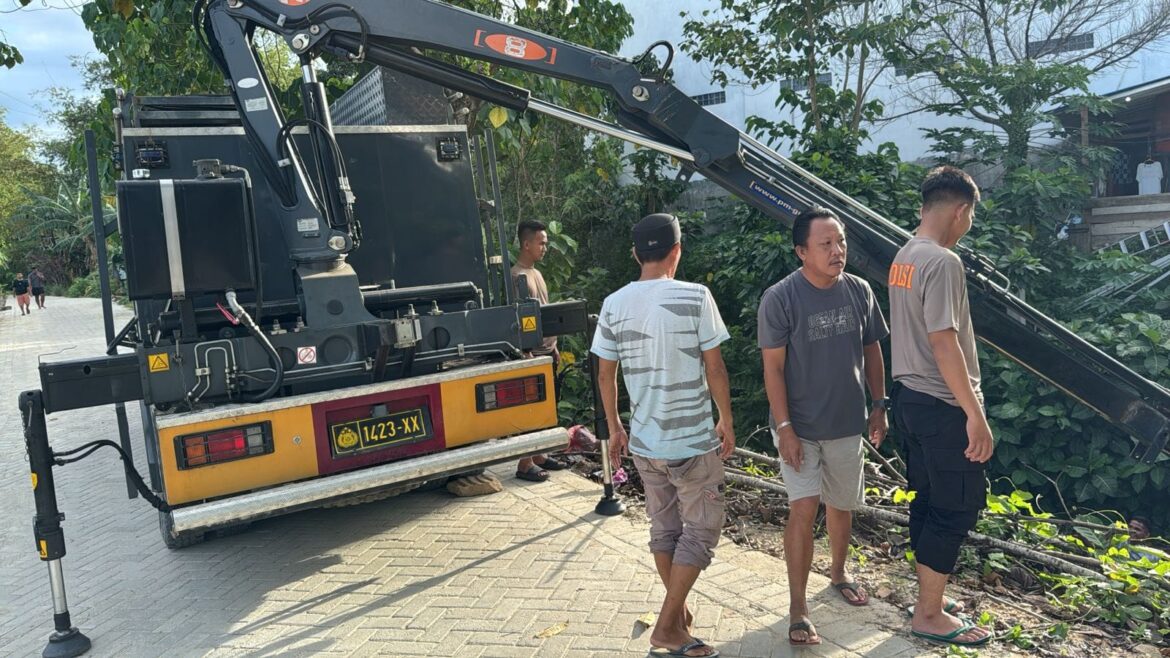 Polisi Bantu Evakuasi Mobil Warga yang Terjatuh ke Sungai di Jalan Orinunggu