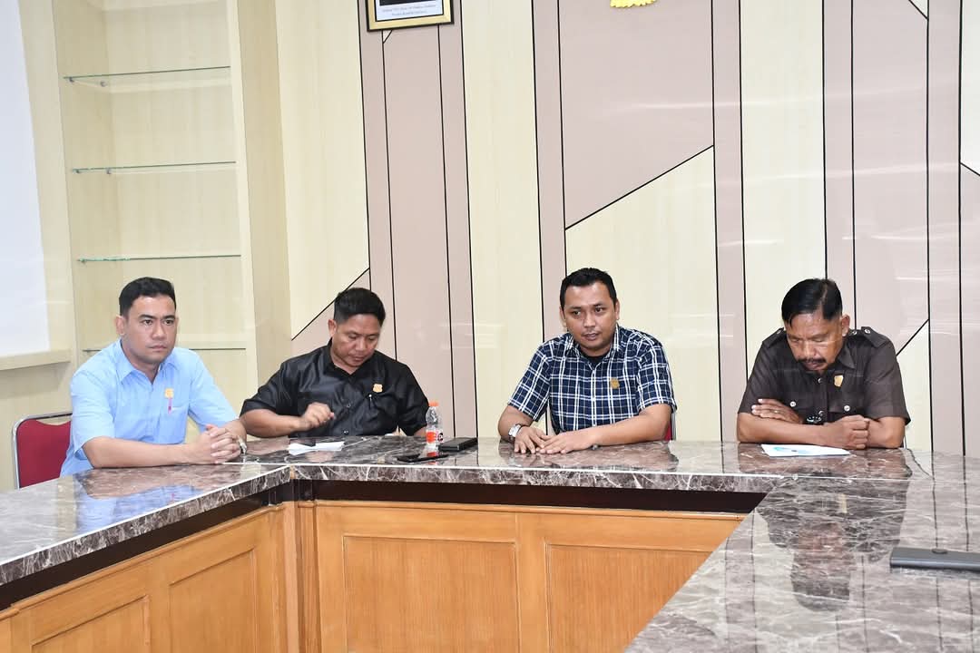 Komisi II DPRD Pinrang Terima Aspirasi Pedagang Pasar Sentral, Karno HW: Kalau Alasan Anggaran Pintu Pasar Sebelah Timur Tidak Bisa Dibuka, Biar Saya Yang Tanggulangi