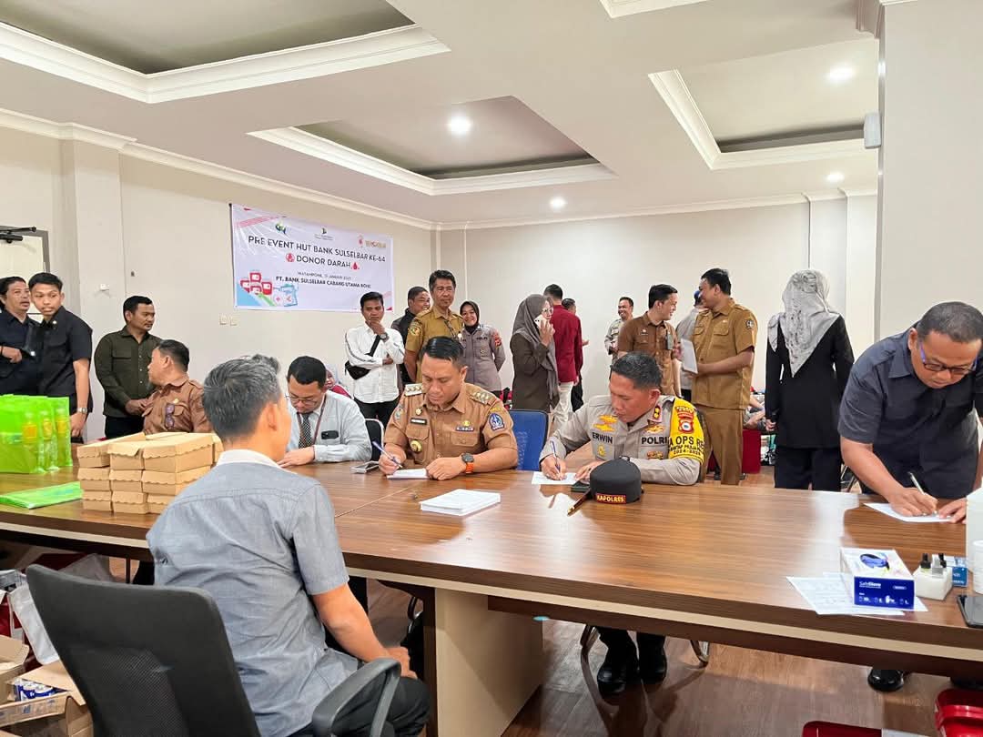 Kapolres Bone dan Pj Bupati Bone Ikut Berpartisipasi Donor Darah di Bank Sulselbar