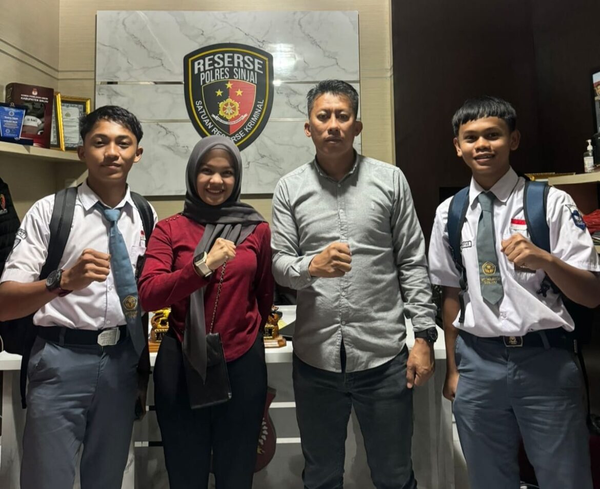 Kapolres Sinjai Apresiasi 3 Atlet Balap Sepeda Asal Sinjai.*