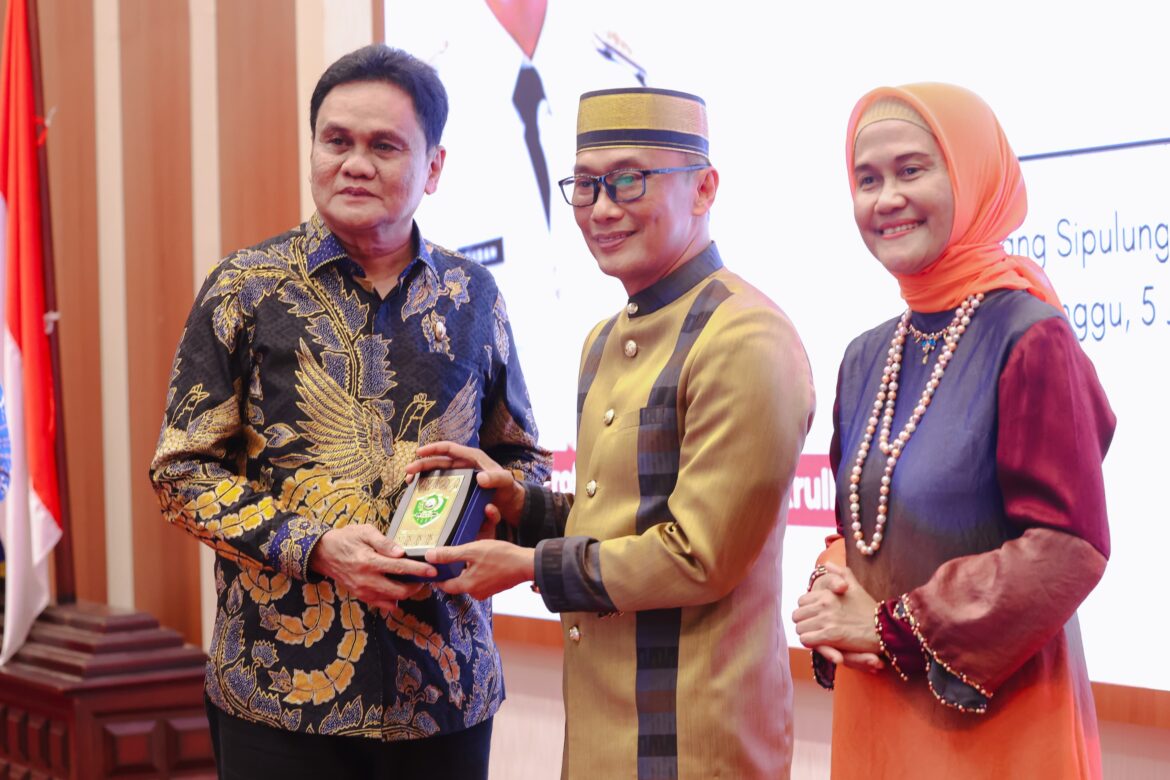 Bupati Barru di Tunjuk Menyerahkan Cindera Mata kepada PJ. Gubernur Sulsel