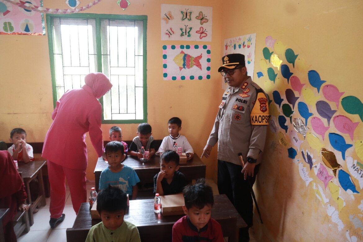 Polres Konawe Selatan Laksanakan Kegiatan Pemberian Makan dan Susu Gratis di TK Anasepu Sisoro