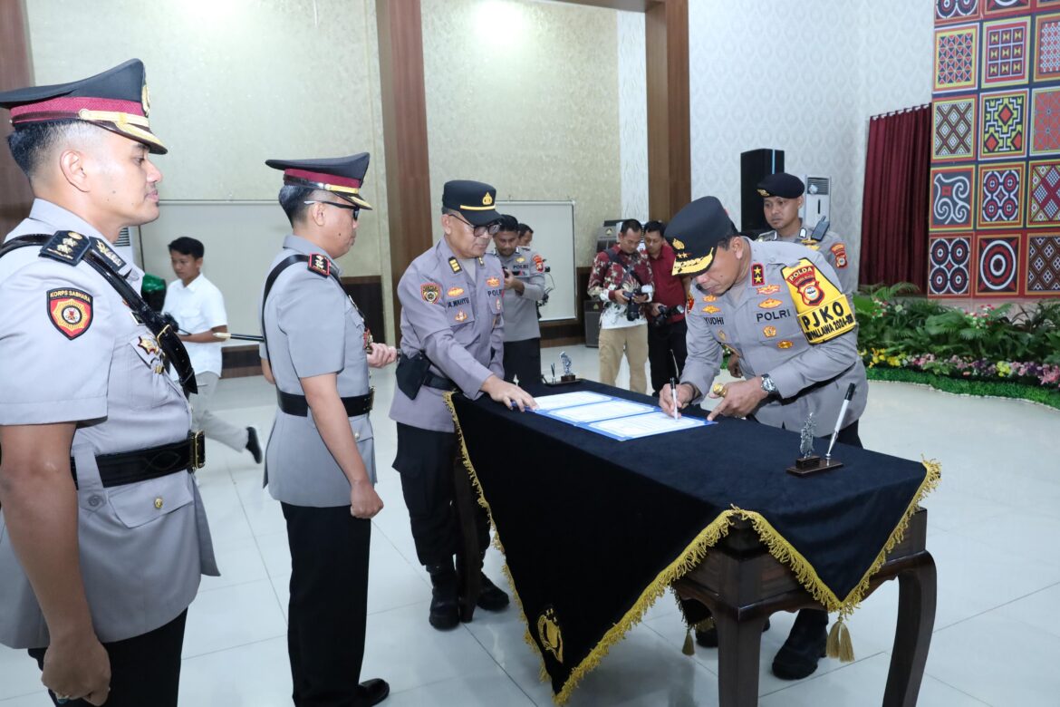 Kapolda Sulsel Pimpin Serah Terima Jabatan dan Kenal Pamit Kapolrestabes Makassar dan Kapolres Soppeng*