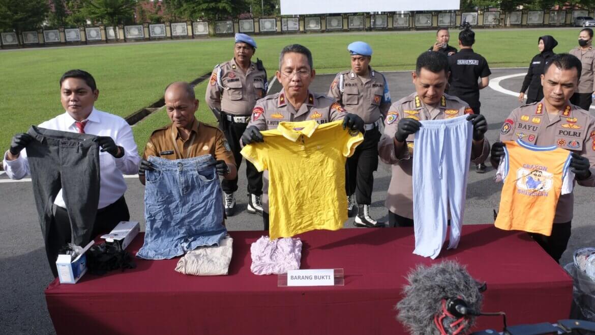 Polda Kalbar Amankan Empat Kontainer Terkait Importasi Pakaian Bekas Tanpa ijin Senilai 7,3 Milyar, Satu Tersangka Berhasil Ditangkap