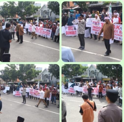 Grand Opening Indomaret di Barru Dikecam, Ratusan Pedagang Pasar Gelar Aksi Demo