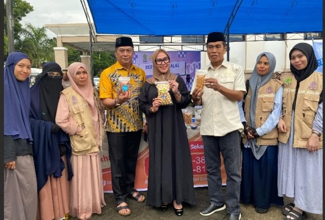 Bupati Barru Andi Ina Pantau Stabilitas Harga di Pasar Ramadan di Halaman Masjid Agung