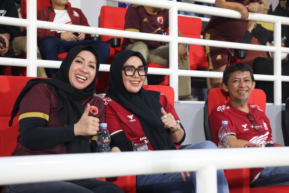 Bupati Barru Bersama Suami dan Pejabat Daerah Saksikan Kemenangan PSM Makassar di GBH