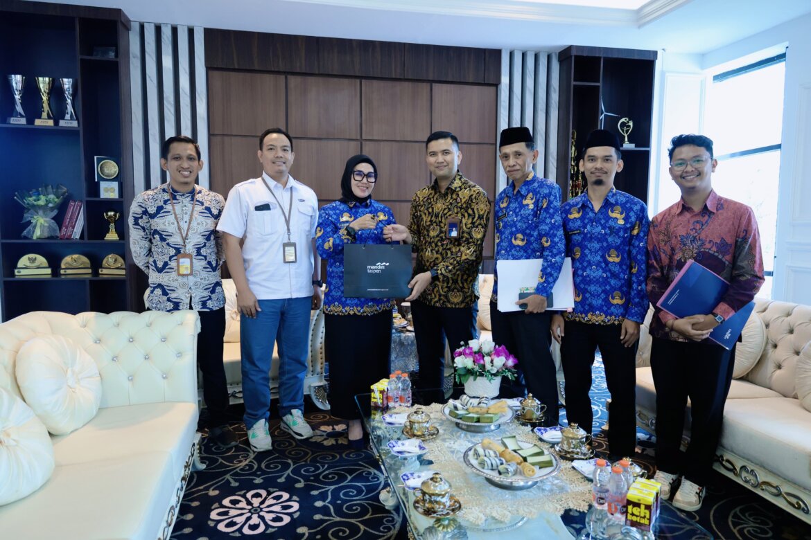 29 ASN Pemkab Barru Terima SK Pensiun, Bupati Serahkan Langsung Usai Upacara HKN