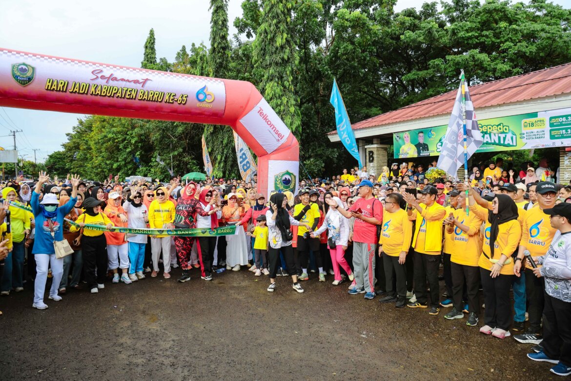 Ribuan Warga Meriahkan Jalan Santai HUT ke-65 Kabupaten Barru, Bupati Andi Ina Kartika Sari Langsung Melepas Peserta