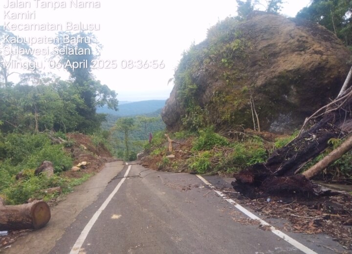 Batu Besar dan Tanah Longsor Tutupi Jalan Poros Takkalasi Barru ke Lawo Soppeng