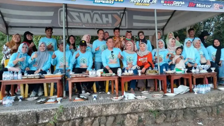 Wabup Barru Tanam Mangrove dan Panen Udang di Takkalasi