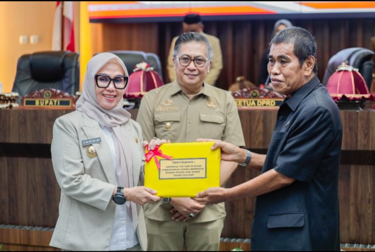 Target Pendapatan Daerah Tembus Rp1 Triliun, Bupati Barru Serahkan RPJMD ke DPRD