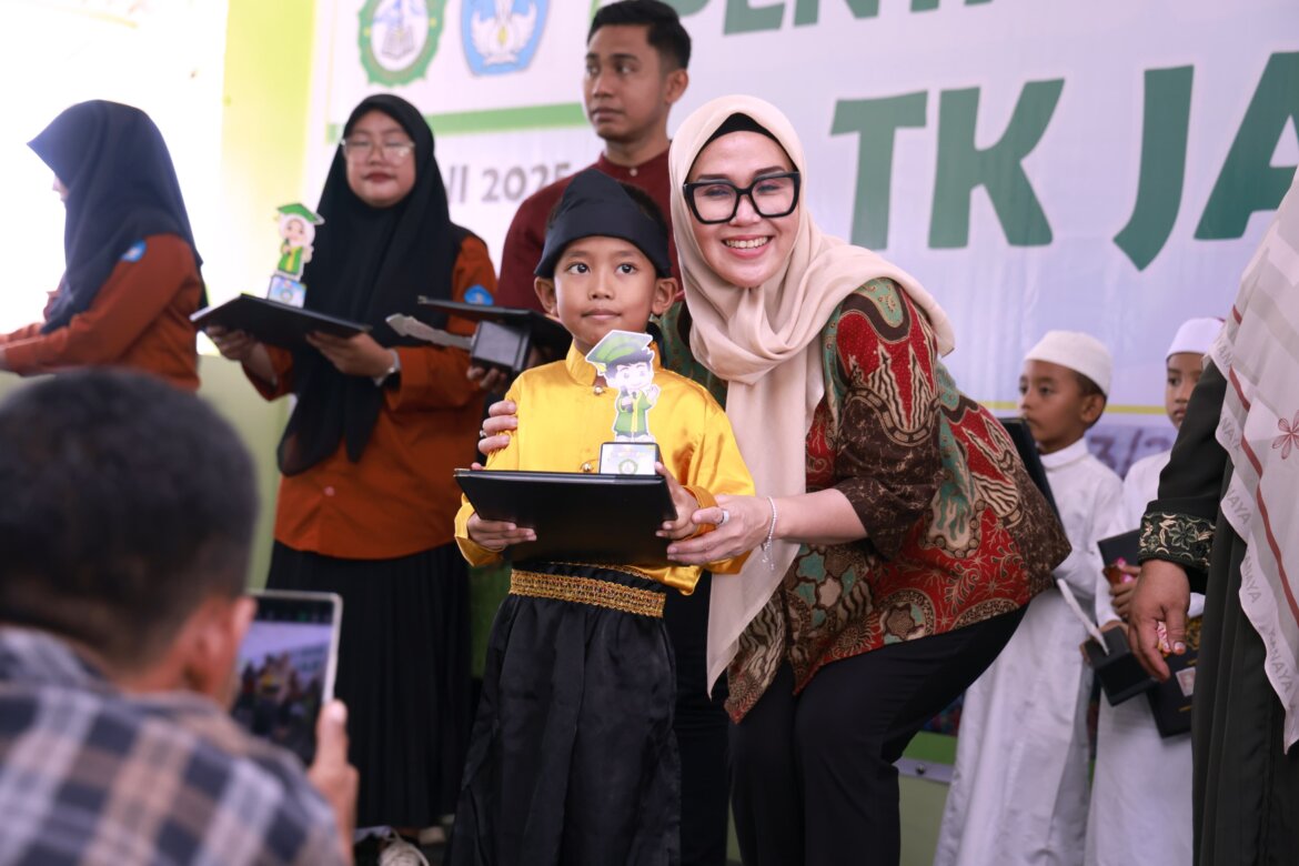 Bupati Barru Apresiasi Penampilan Anak TK Jabal Uhud di Pentas Seni dan Penamatan Tahun Ajaran 2024/2025