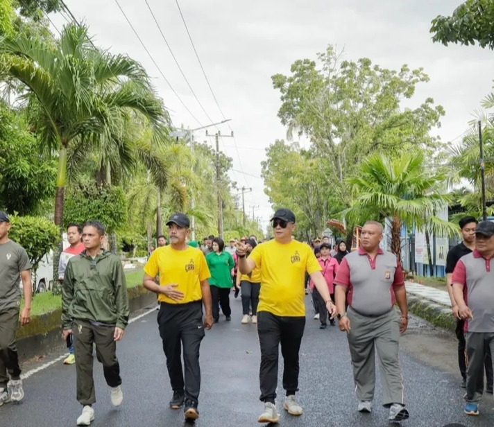 Wakil Bupati Barru Lepas Peserta Gerak Jalan Santai Hari Bhayangkara ke-79