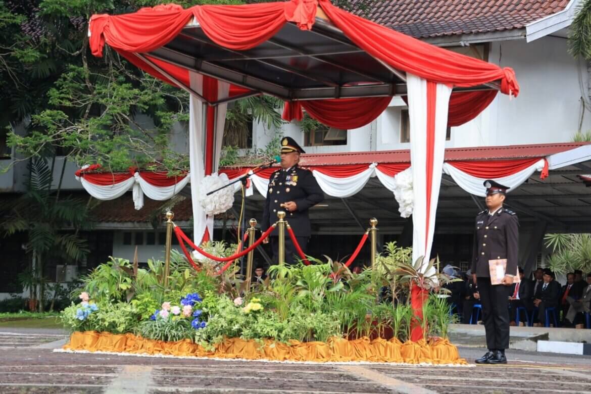 Bupati Barru Hadiri Upacara Peringatan Hari Bhayangkara ke-79 di Halaman Kantor Bupati