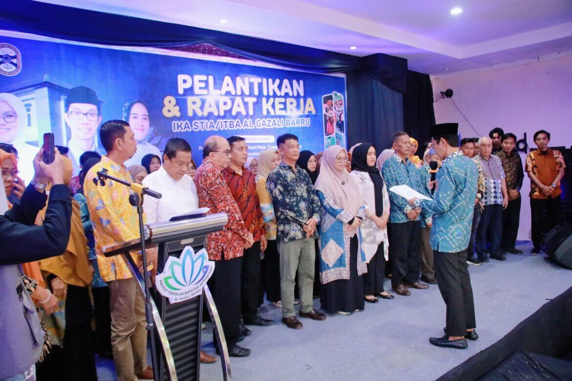 Meski Diguyur Hujan, Semangat Alumni ITBA Al Gazali Tetap Membara di Hari Pelantikan