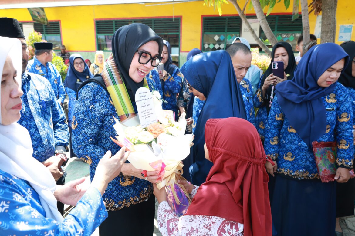 Dialog Hangat Bupati Andi Ina dengan Siswa SDN 44, Dari Cita-Cita Jadi Dokter hingga Tips Jaga Kesehatan Gigi