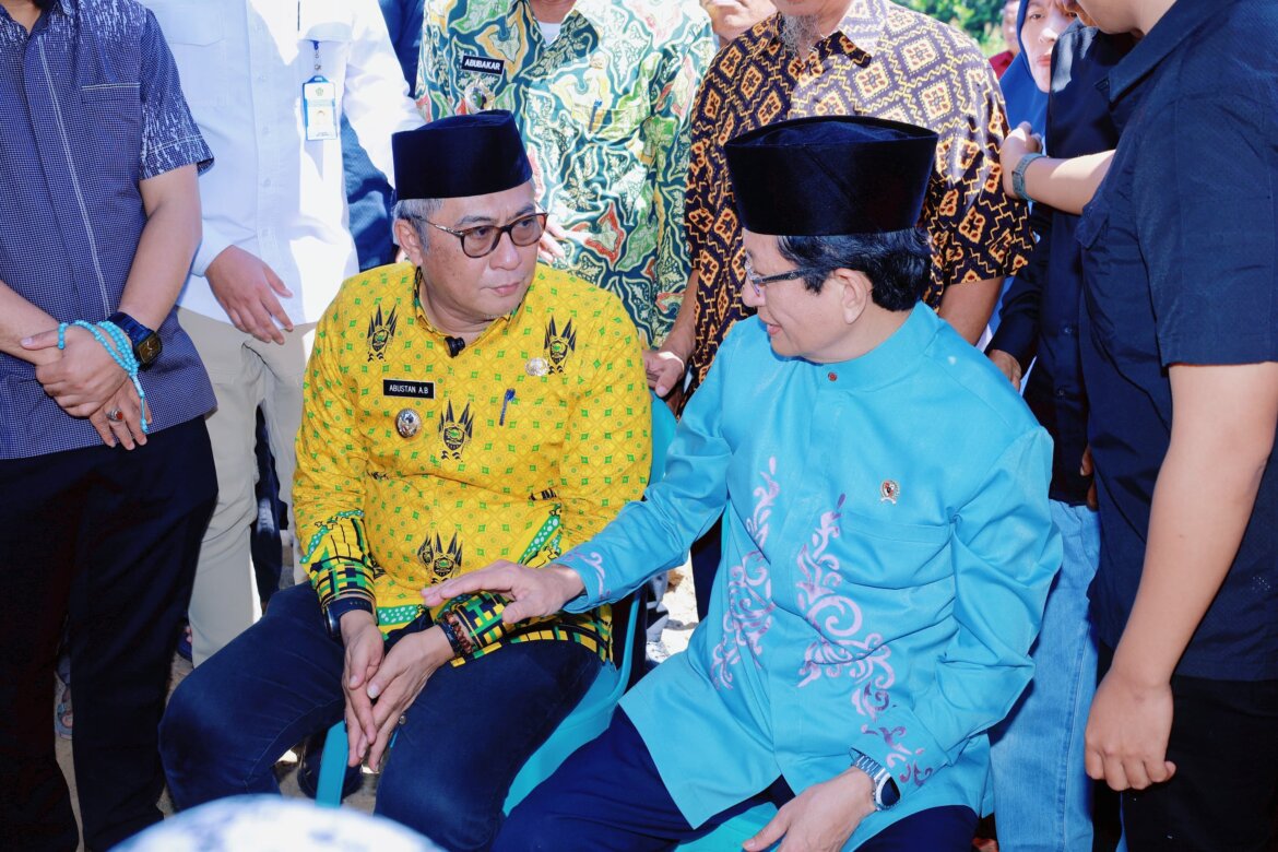 Wabup Barru Dampingi Menteri Agama Ziarah ke Makam Sahabat Dekatnya di Tuwung