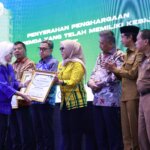 Barru Raih Penghargaan Green Leadership Forum II atas Komitmen Pembangunan Berkelanjutan IMG-20250730-WA0040