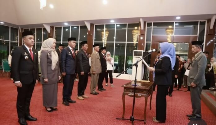 Pemkab Barru Lantik Enam Pejabat Administrator, Bupati Tekankan Loyalitas dan Profesionalisme