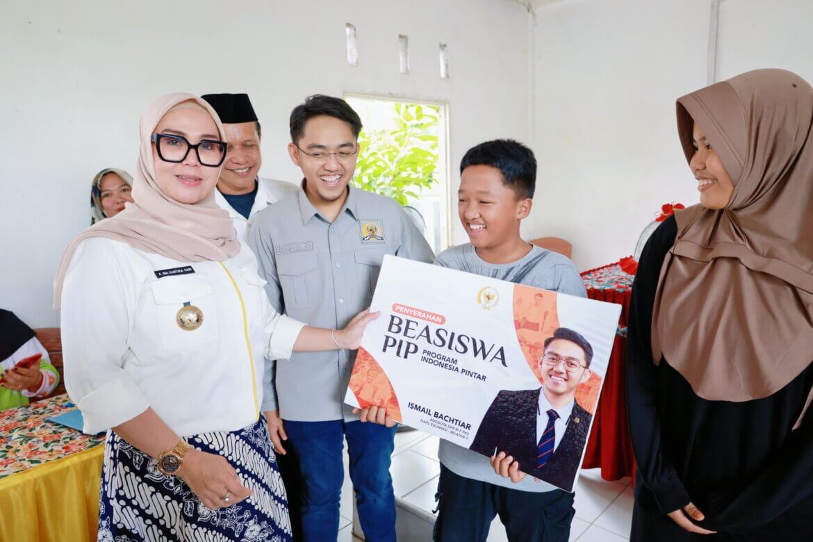 Kolaborasi Pemkab Barru dan DPR RI: Bantuan Alsintan dan Beasiswa PIP Disalurkan di Desa Galung