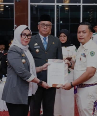 Hidayatuddin Terima Lencana Putra Karya Bakti dari Bupati Barru