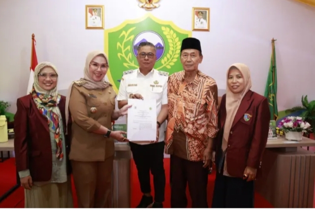 Bupati Barru Terima Audiensi Univeral Madani Makassar Bahas Bakti Sosial dan Penarikan KKN