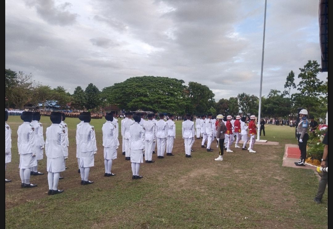 Dr. Abustan A. Bintang Jadi Inspektur Upacara Penurunan Bendera