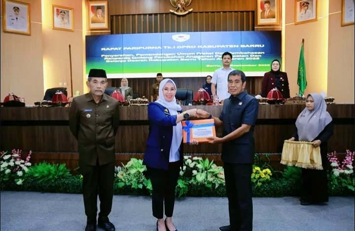 Pemkab Barru Serahkan Ranperda Perubahan APBD 2025 ke DPRD