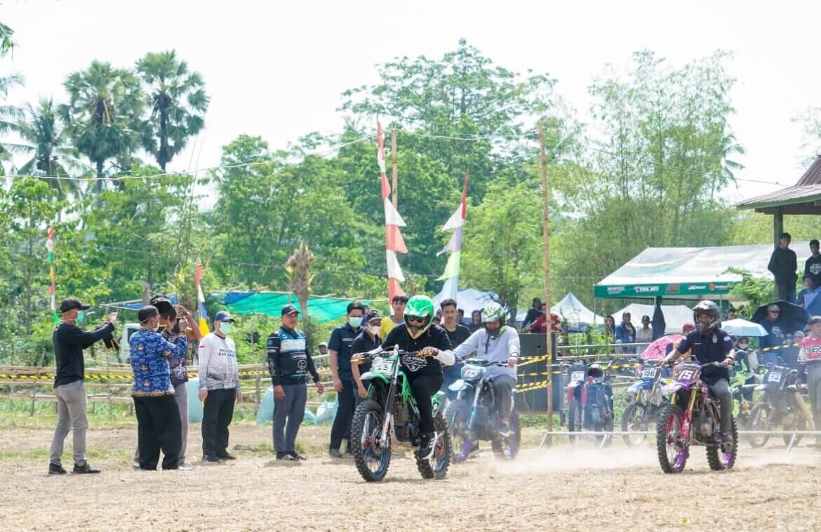 Seru! Wabup Barru Ikut Jajal Lintasan Lomba Taksi Gabah di Tanete Riaja