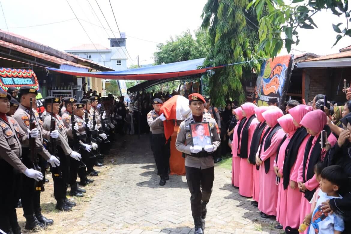 Polres Barru Gelar Upacara Pelepasan Jenazah Ipda Arman, Sosok Berdedikasi dan Berkepribadian Hangat