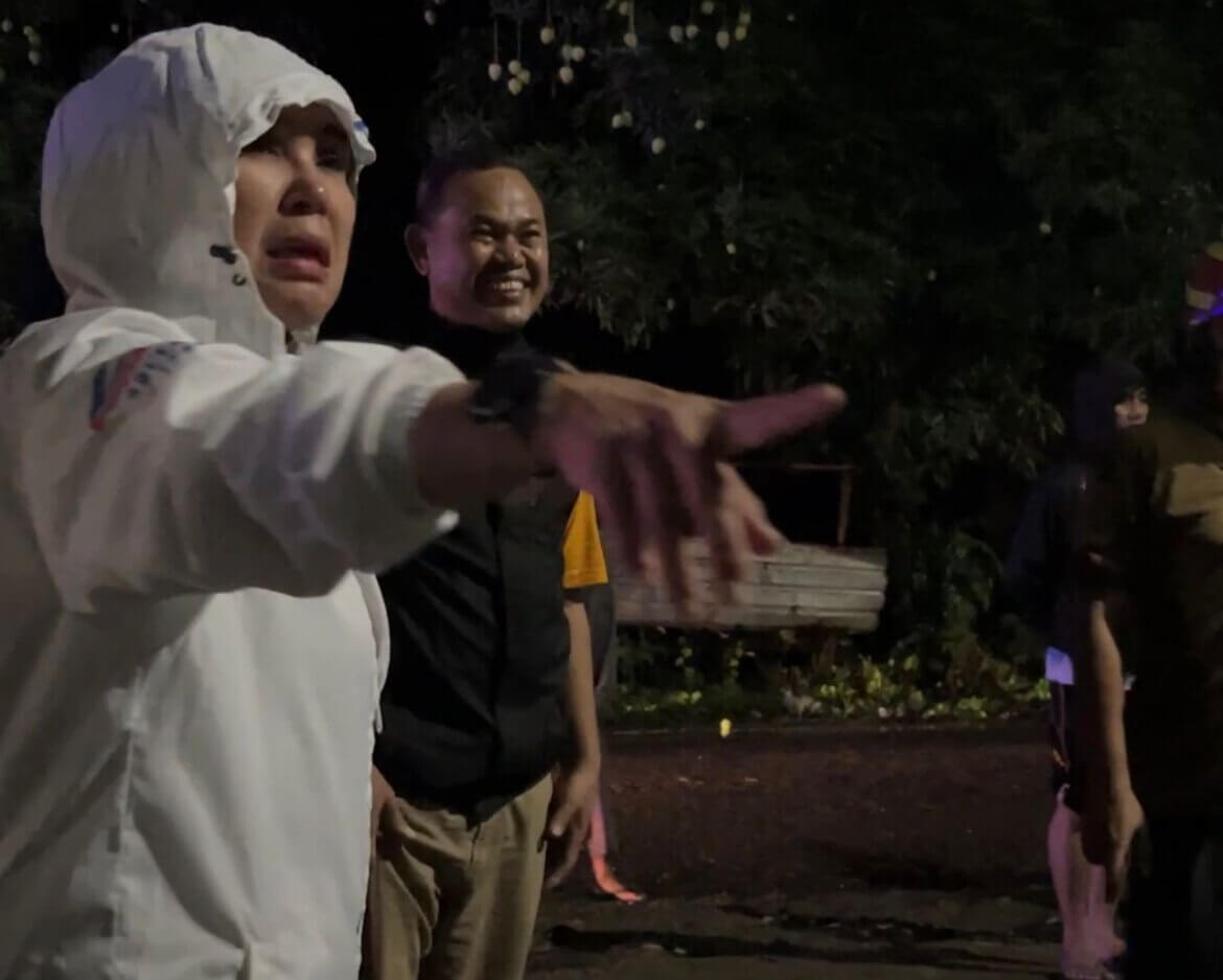 Bupati Andi Ina Turun Langsung Tinjau Lokasi Banjir di Barru Meski Diguyur Hujan Deras