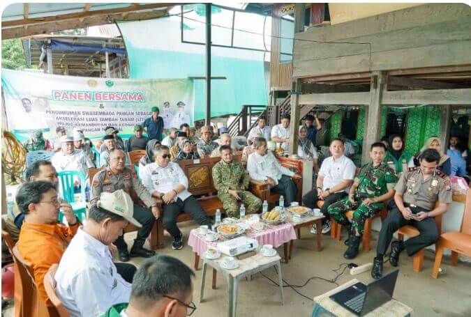 Wabup Barru Ikuti Panen Raya dan Pengumuman Swasembada Pangan Nasional Bersama Presiden RI