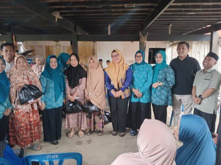 Tim Penggerak PKK Barru Salurkan Bantuan ke Korban Angin Kencang di Palanro