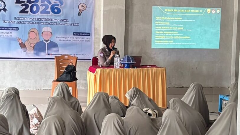 Polwan Polres Barru Sosialisasikan Anti Perundungan di SMP Putri Al Wahdah Islamiyah