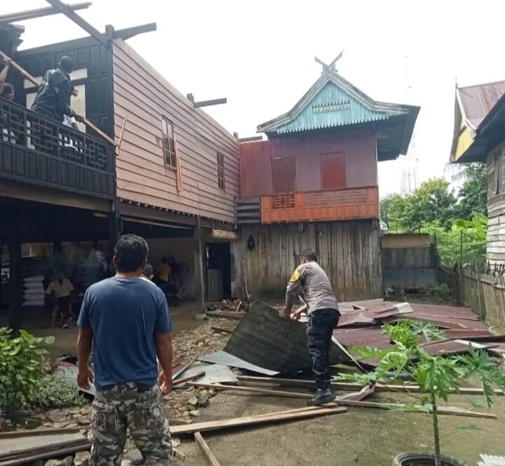 Angin Kencang Terjang Palanro, Polsek Mallusetasi Bergerak Cepat Tangani 19 Rumah Rusak
