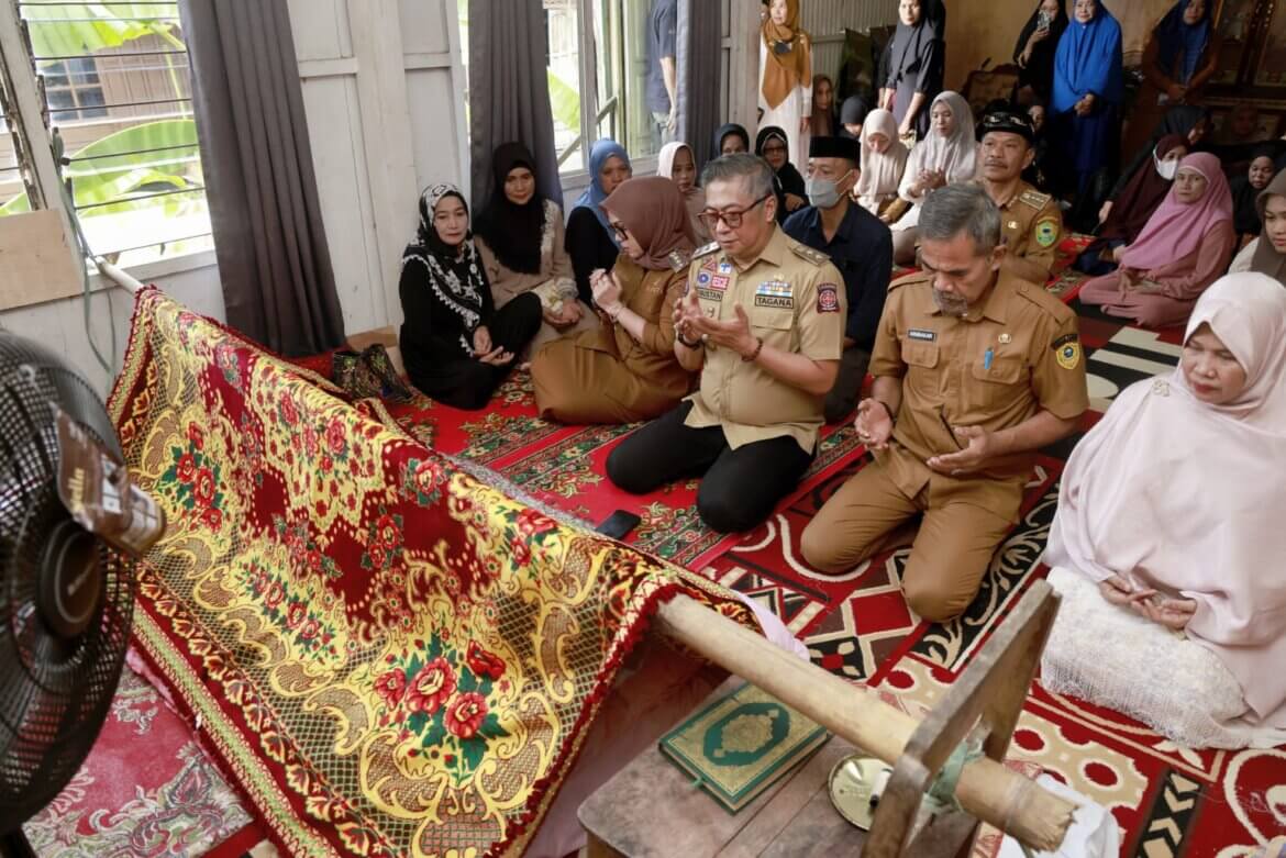 Bupati Barru Melayat ke Rumah Duka Ibunda Anggota DPRD dari Partai Demokrat