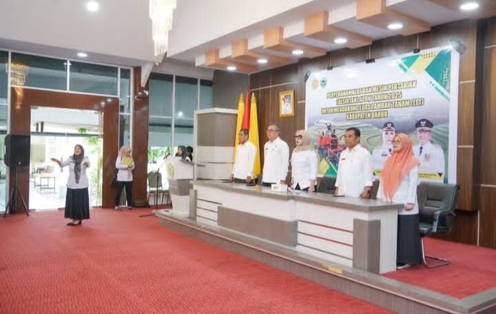 Bupati Barru Serahkan Bantuan Alsintan kepada 13 Kelompok Tani