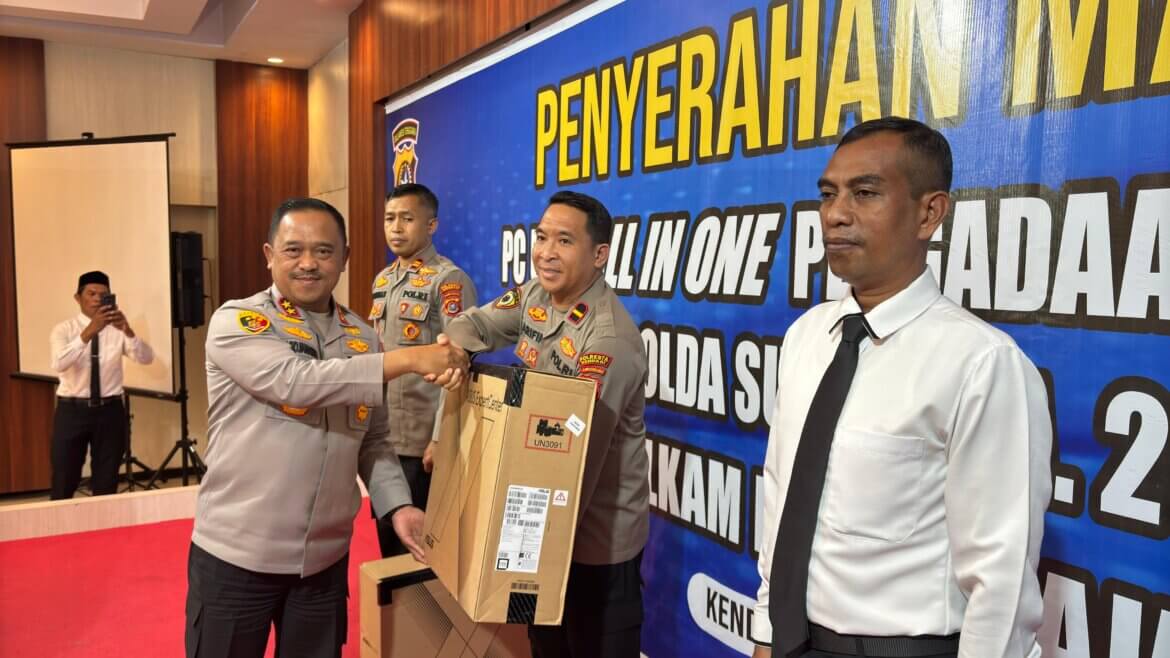 *Kapolda Sultra Serahkan 107 Unit PC All in One untuk Unit Intel Polsek Jajaran*