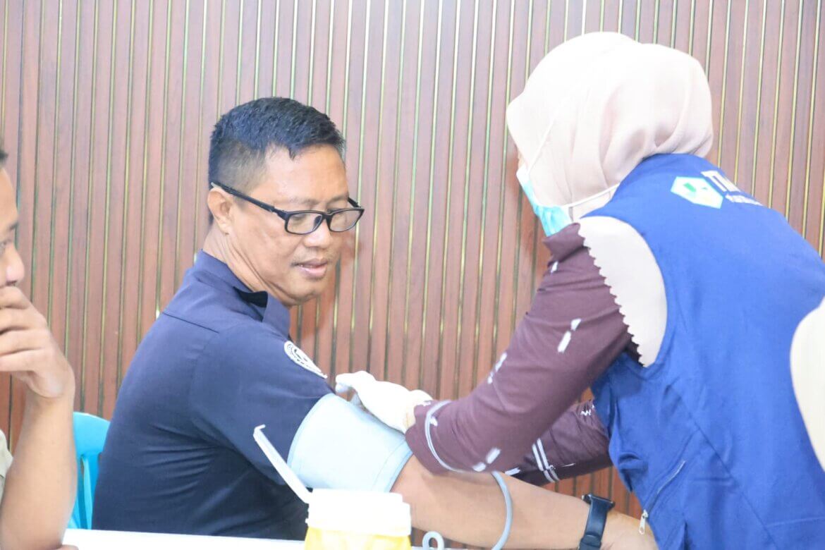 Polres Barru dan Puskesmas Padongko Gelar Bakti Kesehatan Gratis Hingga 1 Juli