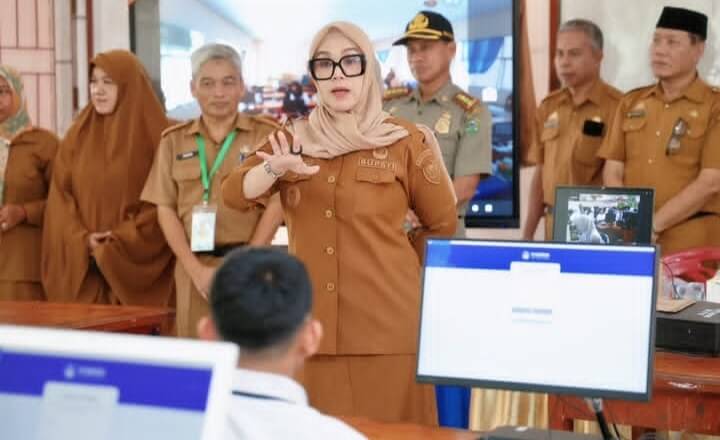 Pastikan Ujian Berjalan Lancar, Bupati Barru Suntik Semangat Siswa Raih Masa Depan