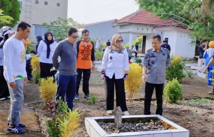 Bupati Barru Pimpin Rabu Bersih di Taman Makam Pahlawan, Tegaskan Budaya Peduli Lingkungan
