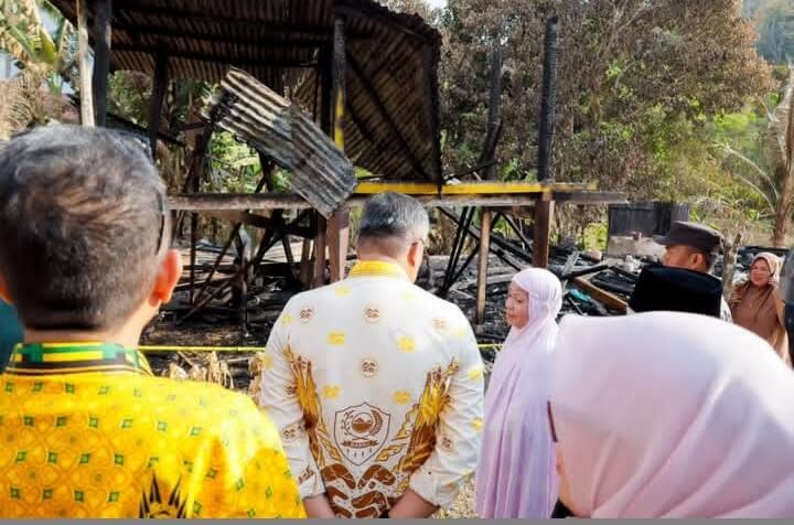 Wabup Barru Tinjau Korban Kebakaran di Desa Anabanua, Pastikan Pemerintah Hadir untuk Warga Terdampak