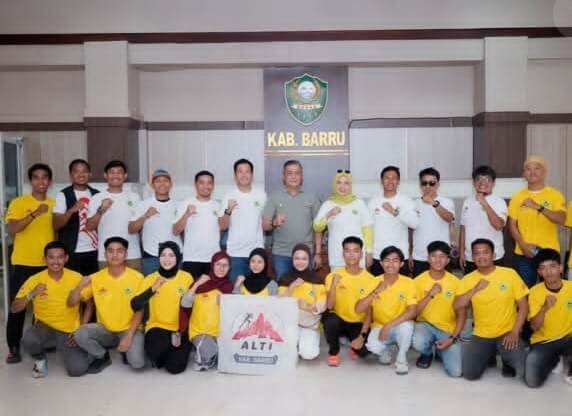 Wabup Abustan Lepas Kontingen ALTI Barru ke Eksebisi Porprov Sulsel di Maros